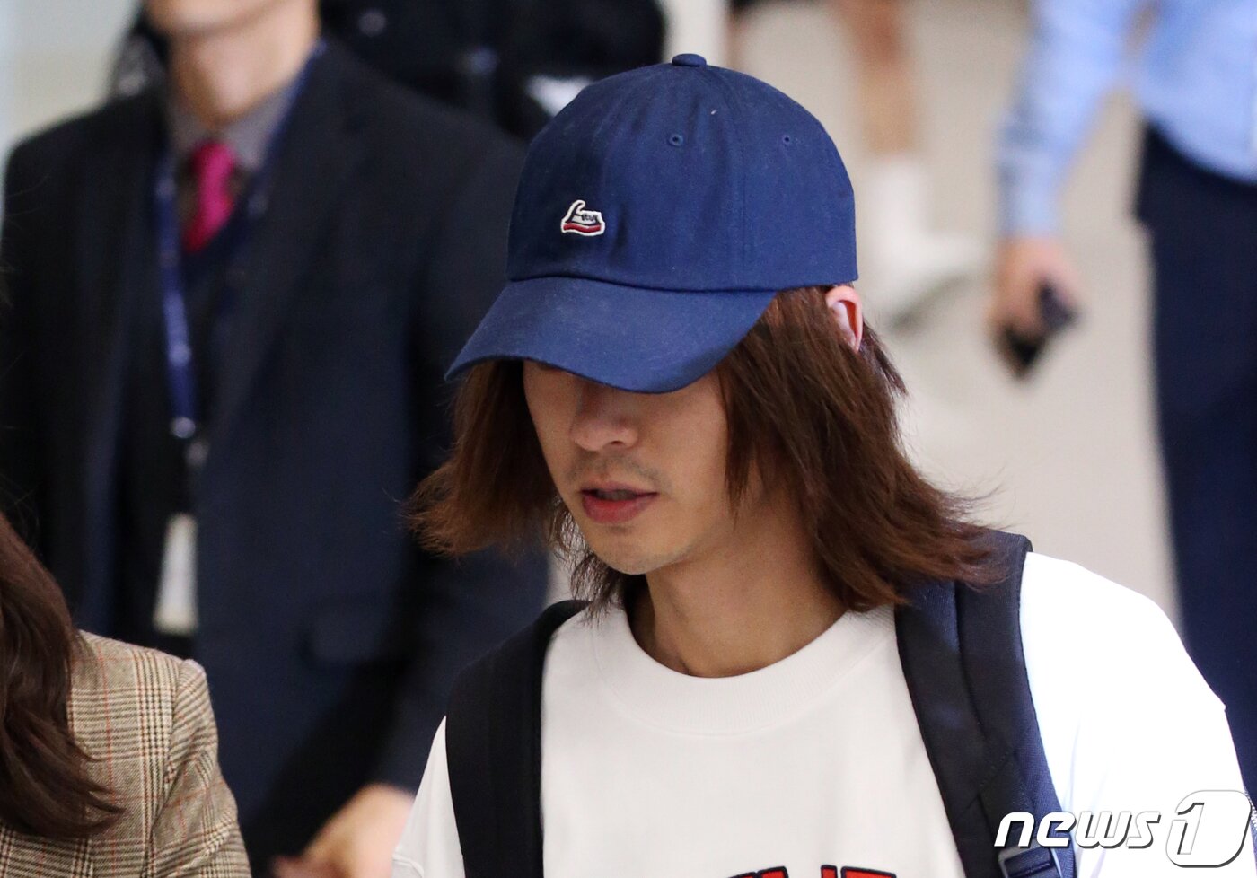 본문 이미지 - 이성과의 성관계를 불법 촬영해 유포한 혐의로 입건된 가수 정준영(30)이 12일 오후 인천국제공항을 통해 입국하고 있다. 2019.3.12/뉴스1 ⓒ News1 구윤성 기자