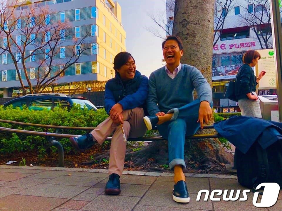 본문 이미지 - 탁현민 전 청와대 의전담당 행정관이 자신의 SNS에 임종석 전 대통령 비서실장과 양정철 전 청와대 홍보기획비서관의 사진을 올렸다. 임 전 실장과 양 전 비서관이 길거리에서 편안한 자세로 웃으며 대화하고 있는 모습.(탁 전 행정관 페이스북) 2019.3.12/뉴스1