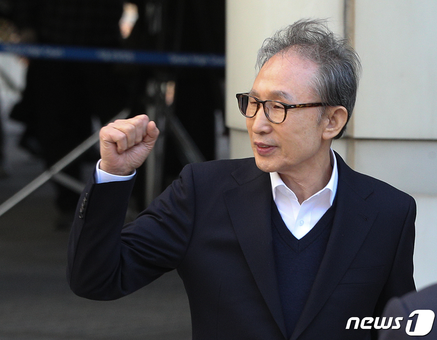 (서울=뉴스1) 신웅수 기자 = 다스 자금 횡령과 뇌물수수 의혹을 받고 있는 이명박 전 대통령이 석방 일주일만인 13일 오후 서울 서초구 서울고등법원에서 열린 특정범죄가중처벌 등에 …