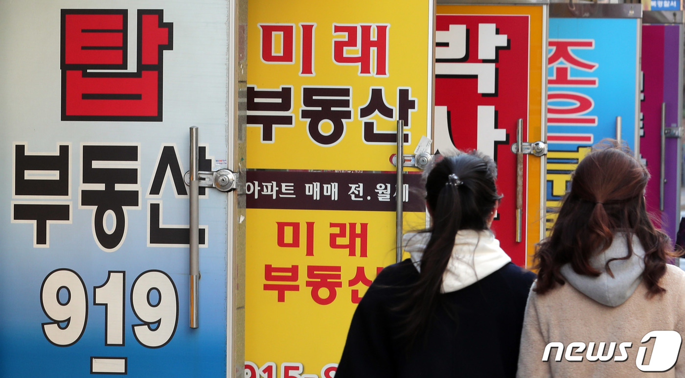 (서울=뉴스1) 이재명 기자 = 국토교통부가 지난 한 해 동안 업다운계약을 포함해 실거래 신고 위반사항 총 9596건, 1만7289명을 적발했다고 밝혔다. 이들에게는 총 350억원 …