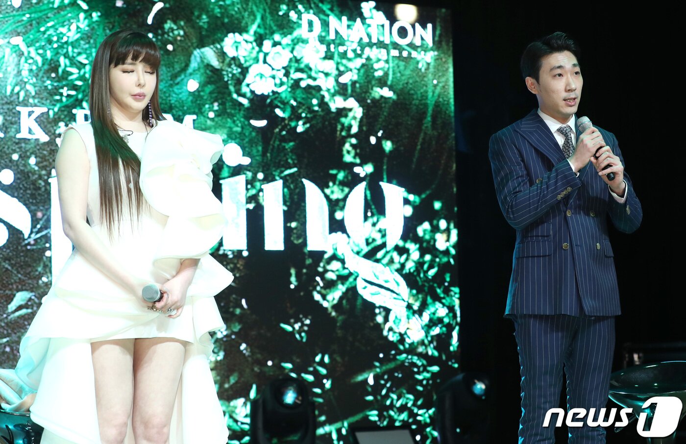 본문 이미지 - 박봄 소속사 대표&#40;오른쪽&#41;가 13일 오후 서울 압구정 일지아트홀에서 열린 박봄 솔로 싱글 앨범 ‘봄&#40;Spring&#41;’ 기념 쇼케이스에 참석해 지난 2010년 국제특송 우편으로 미국에서 에더럴이란 의약품을 들여왔던 건에 대해 해명 하고 있다.  2019.3.13/뉴스1 ⓒ News1 권현진 기자