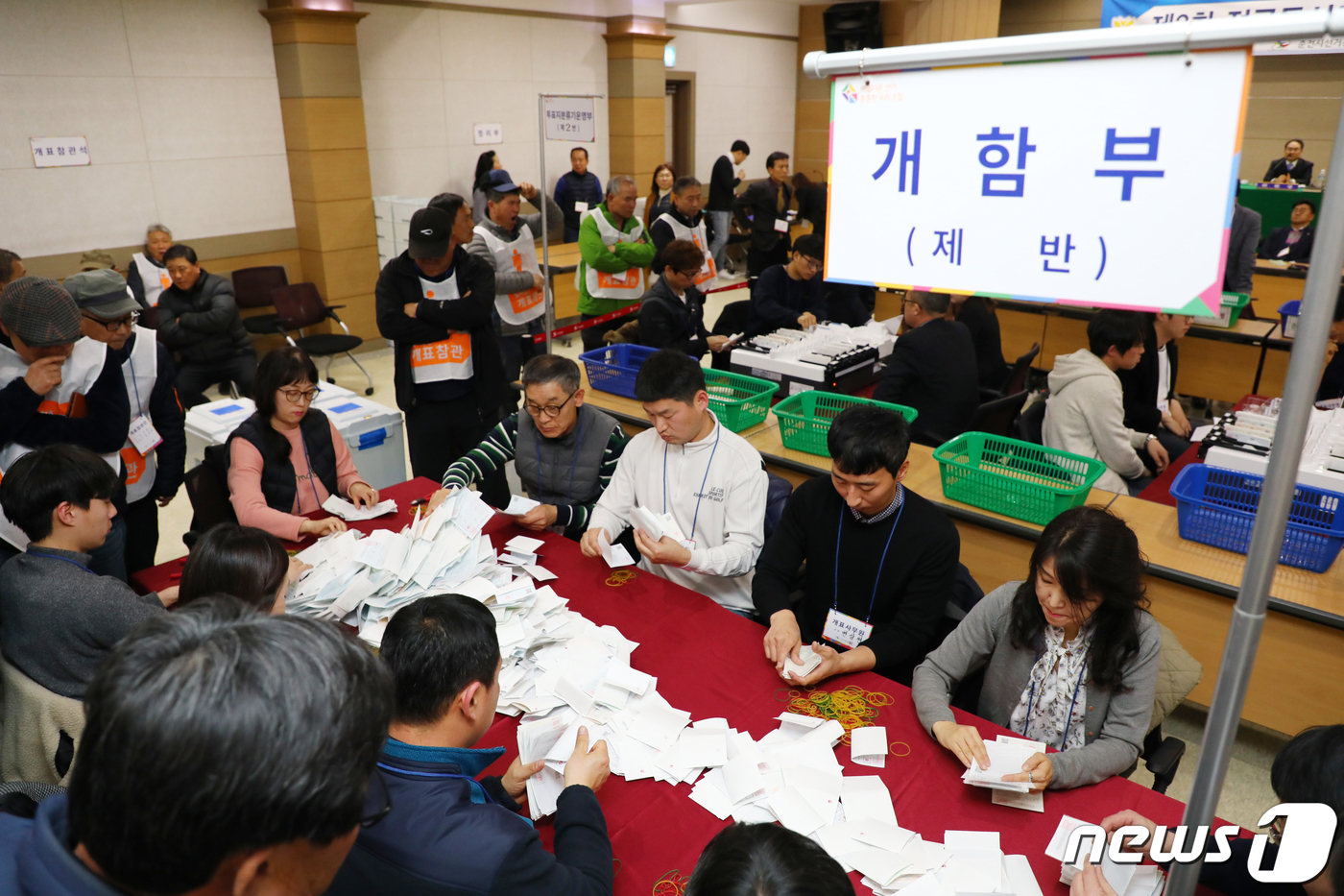 (춘천=뉴스1) 이찬우 기자 = 제2회 전국동시조합장 선거 투표일인 13일 오후 강원 춘천시 여성가족연구원에 마련된 개표소에서 선거사무원들이 개표를 진행하고 있다.2019.3.13 …