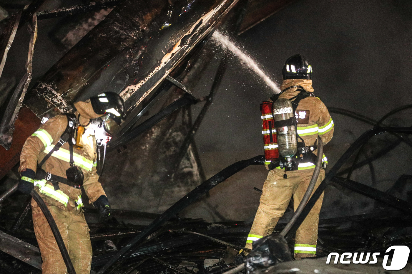 (서울=뉴스1) 성동훈 기자 = 13일 오후 서울 은평구 효성 해링턴 플레이스 모델하우스 화재 현장에서 소방관들이 잔불 정리를 하고 있다.이날 오후 4시 20분께 원인 미상으로 발 …