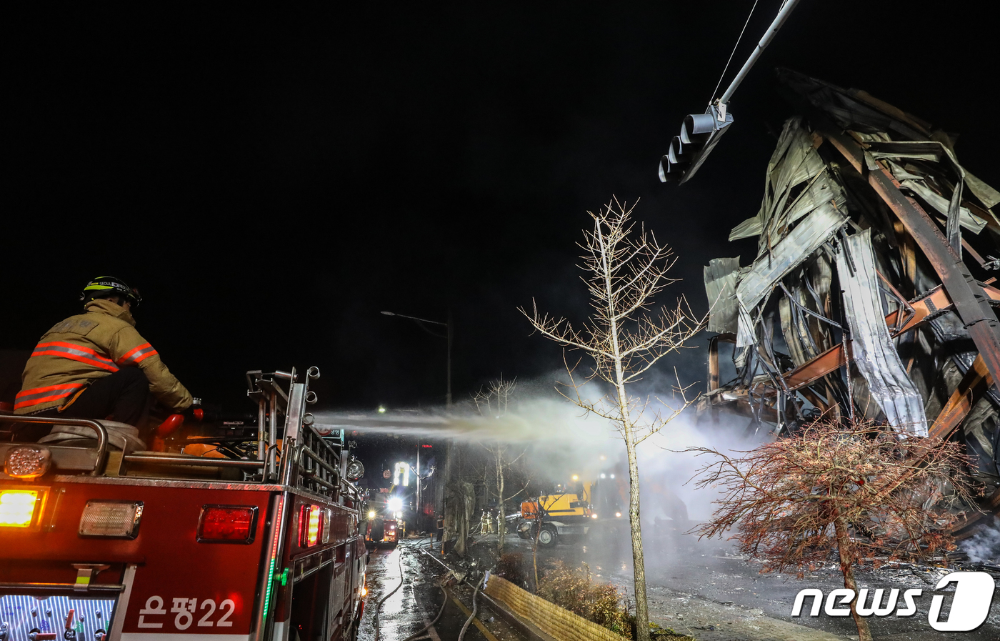 (서울=뉴스1) 성동훈 기자 = 13일 오후 서울 은평구 효성 해링턴 플레이스 모델하우스 화재 현장에서 소방관들이 잔불정리를 하고 있다.이날 오후 4시 20분께 원인 미상으로 발생 …