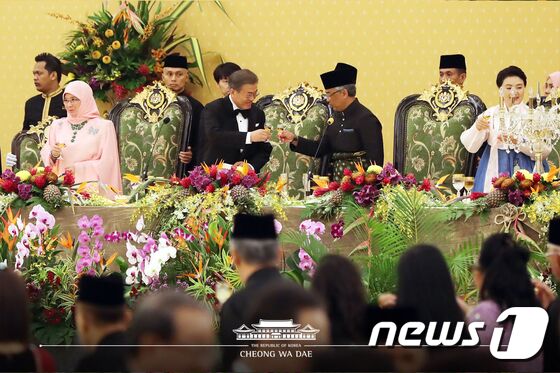 말레이시아를 국빈 방문 중인 문재인 대통령이 13일 오후(현지시간) 국립왕궁에서 열린 국빈만찬에서 압둘라 국왕과 건배를 하고 있다. (청와대 페이스북) 2019.3.14/뉴스1