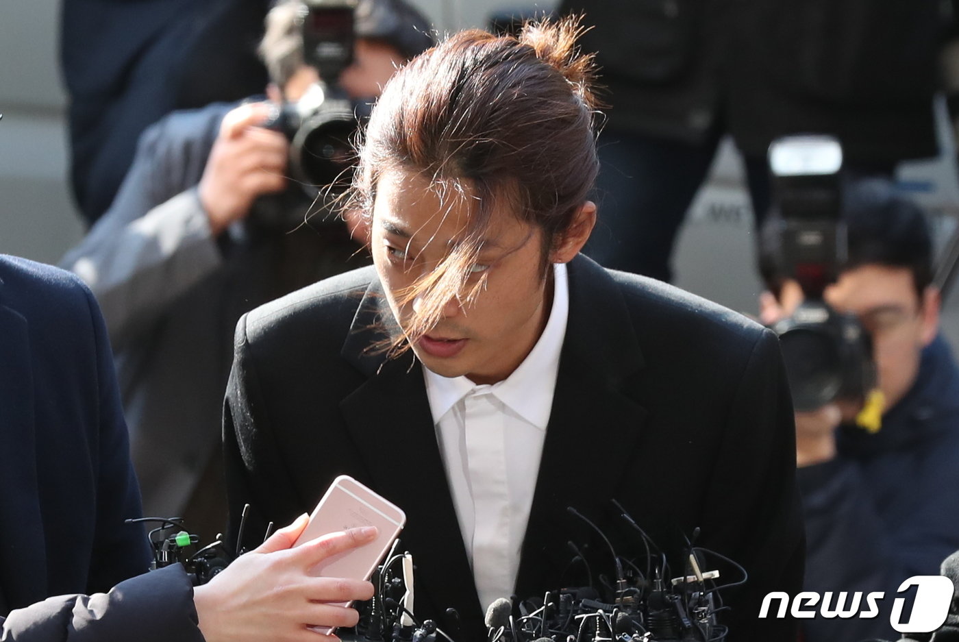 본문 이미지 - 이성과의 성관계 장면을 불법 촬영해 유포한 혐의를 받고 있는 가수 정준영(30)이 14일 오전 서울 종로구 서울지방경찰청에 조사를 받기 위해 출석하고 있다. 2019.3.14/뉴스1 ⓒ News1 민경석 기자
