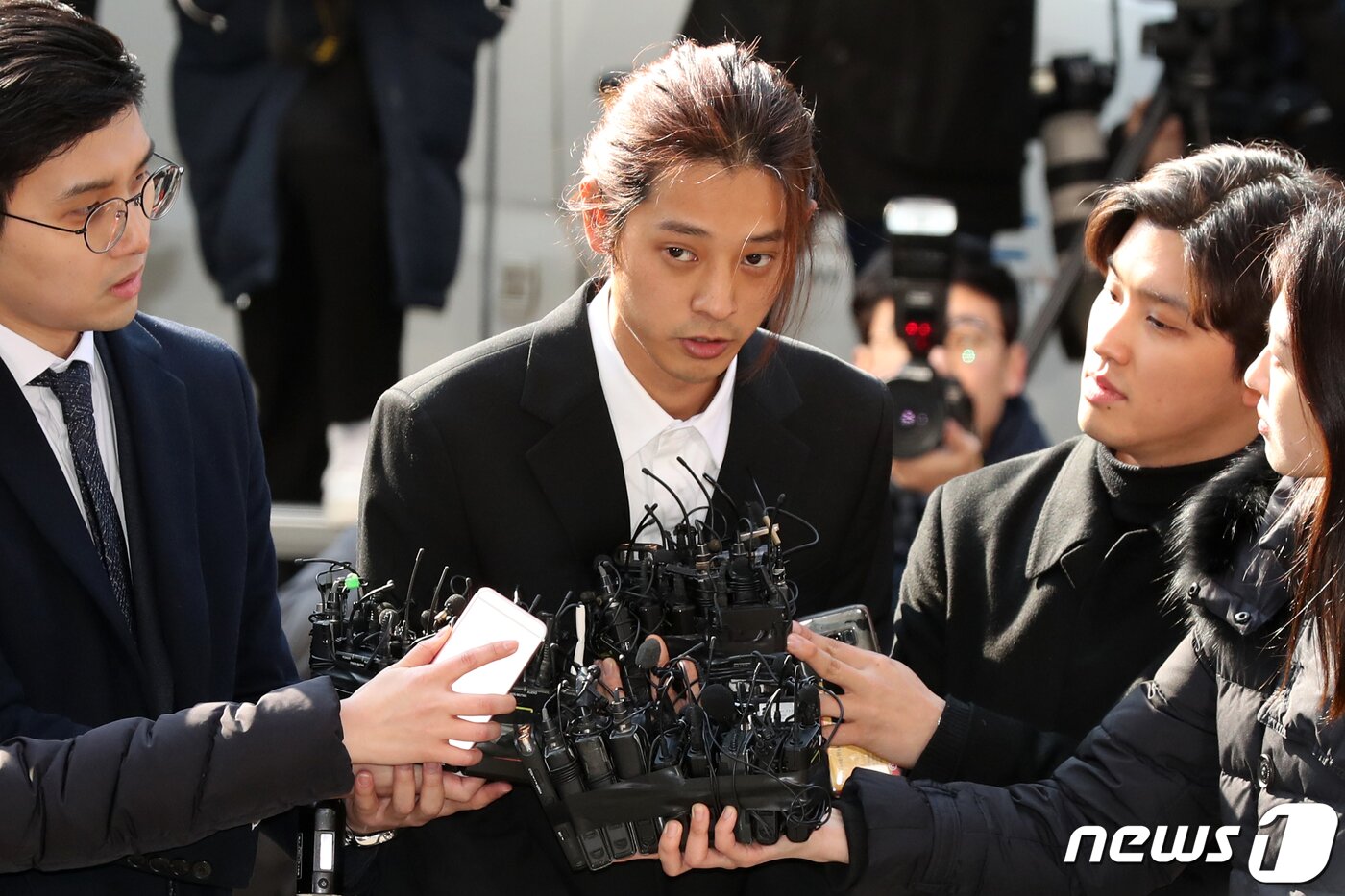 본문 이미지 - 이성과의 성관계를 불법 촬영해 유포한 혐의를 받고 있는 가수 정준영(30)이 14일 오전 서울 종로구 서울지방경찰청에 조사를 받기 위해 출석하며 취재진의 질문에 답하고 있다. 2019.3.14/뉴스1 ⓒ News1 민경석 기자