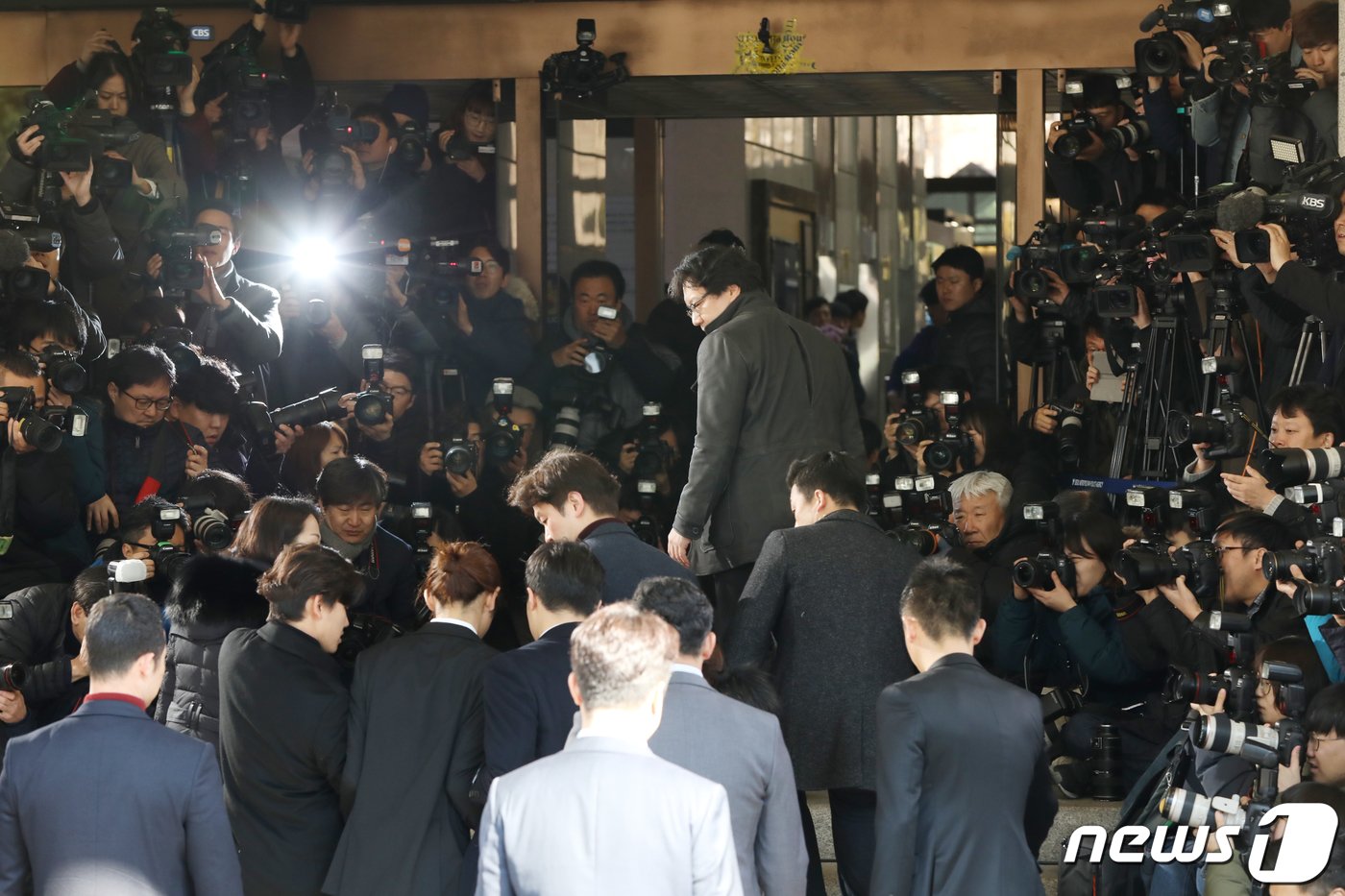 본문 이미지 - 이성과의 성관계 장면을 불법 촬영해 유포한 혐의를 받고 있는 가수 정준영(30)이 14일 오전 서울 종로구 서울지방경찰청에 조사를 받기 위해 출석하고 있다. 2019.3.14/뉴스1 ⓒ News1 민경석 기자