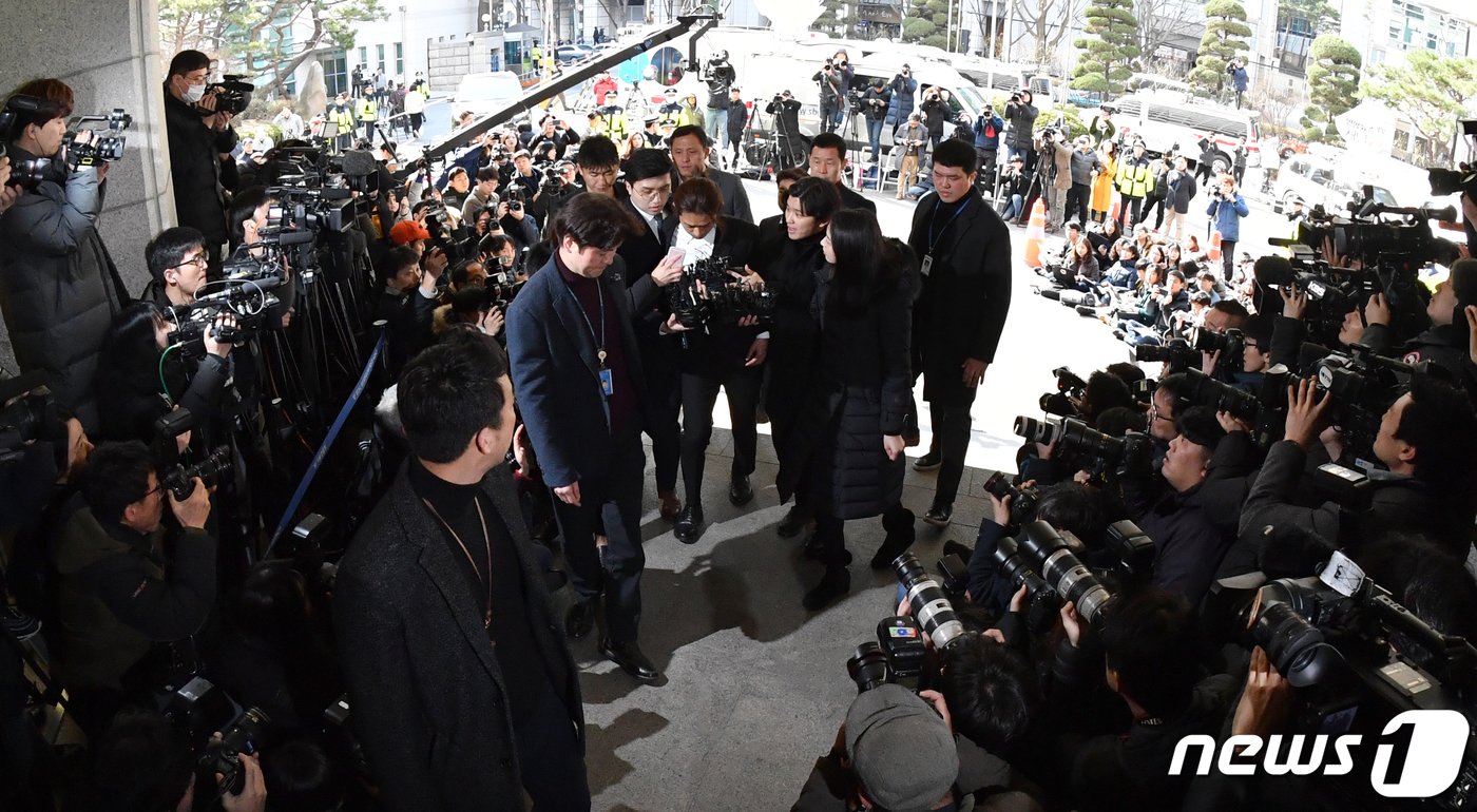 이성과의 성관계를 불법 촬영해 유포한 혐의를 받고 있는 가수 정준영&#40;30&#41;이 14일 오전 서울 종로구 서울지방경찰청에 조사를 받기 위해 출석하고 있다. 2019.3.14/뉴스1 ⓒ News1 민경석 기자