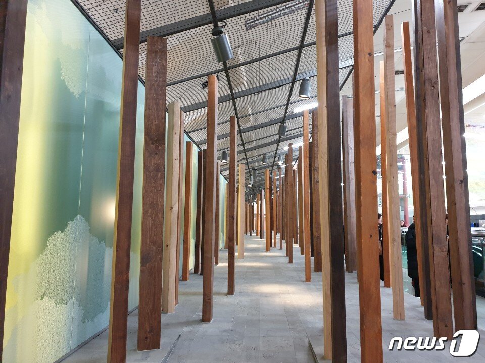 본문 이미지 - 녹사평역 공공미술 프로젝트 작품 '숲 갤러리'ⓒ 뉴스1