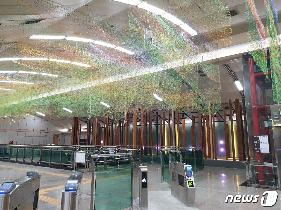 본문 이미지 - 녹사평역 공공미술프로젝트 작품 '녹사평 여기…'ⓒ 뉴스1