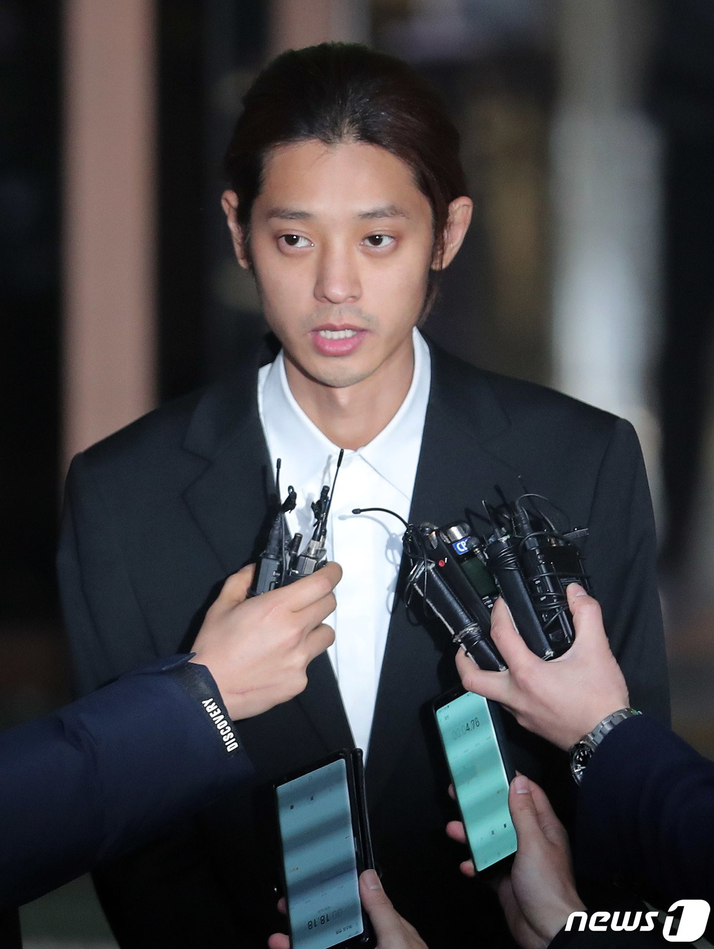 본문 이미지 - 이성과의 성관계 장면을 불법 촬영해 유포한 혐의를 받고 있는 가수 정준영이 15일 오전 서울 종로구 서울지방경찰청에서 피의자 신분 조사를 마친 후 귀가하고 있다. 2019.3.15/뉴스1 ⓒ News1 이재명 기자