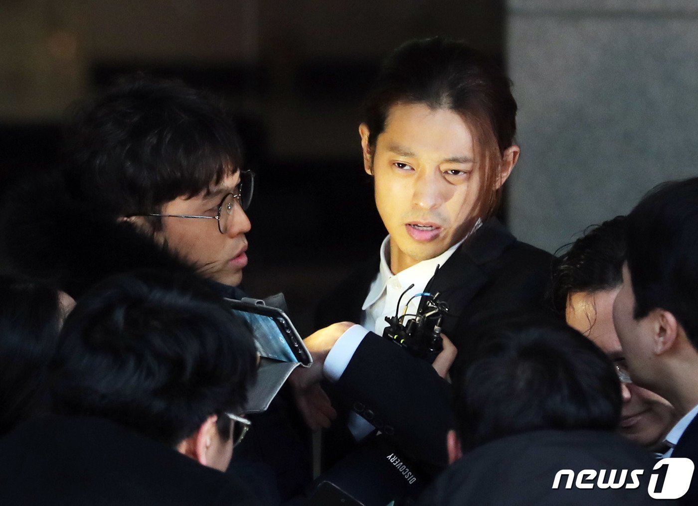 본문 이미지 - 이성과의 성관계 장면을 불법 촬영해 유포한 혐의를 받고 있는 가수 정준영이 15일 오전 서울 종로구 서울지방경찰청에서 피의자 신분 조사를 마친 후 귀가하고 있다. 2019.3.15/뉴스1 ⓒ News1 이재명 기자