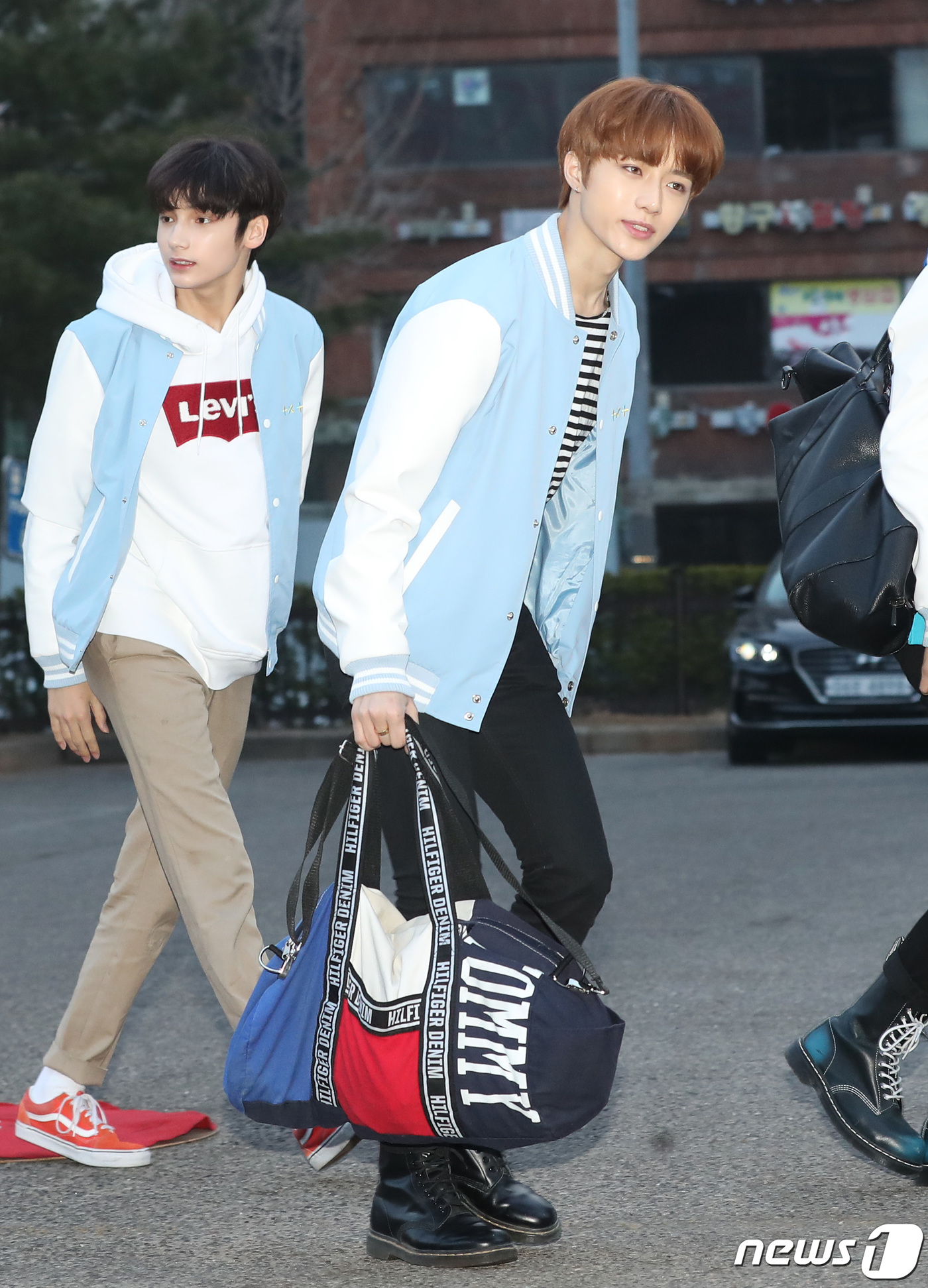 (서울=뉴스1) 권현진 기자 = TXT 휴닝카이, 범규(오른쪽)가 15일 오전 서울 여의도 KBS 신관 공개홀에서 열린 KBS2 '뮤직뱅크'(뮤뱅) 리허설에 참석해 인사를 하고 있 …