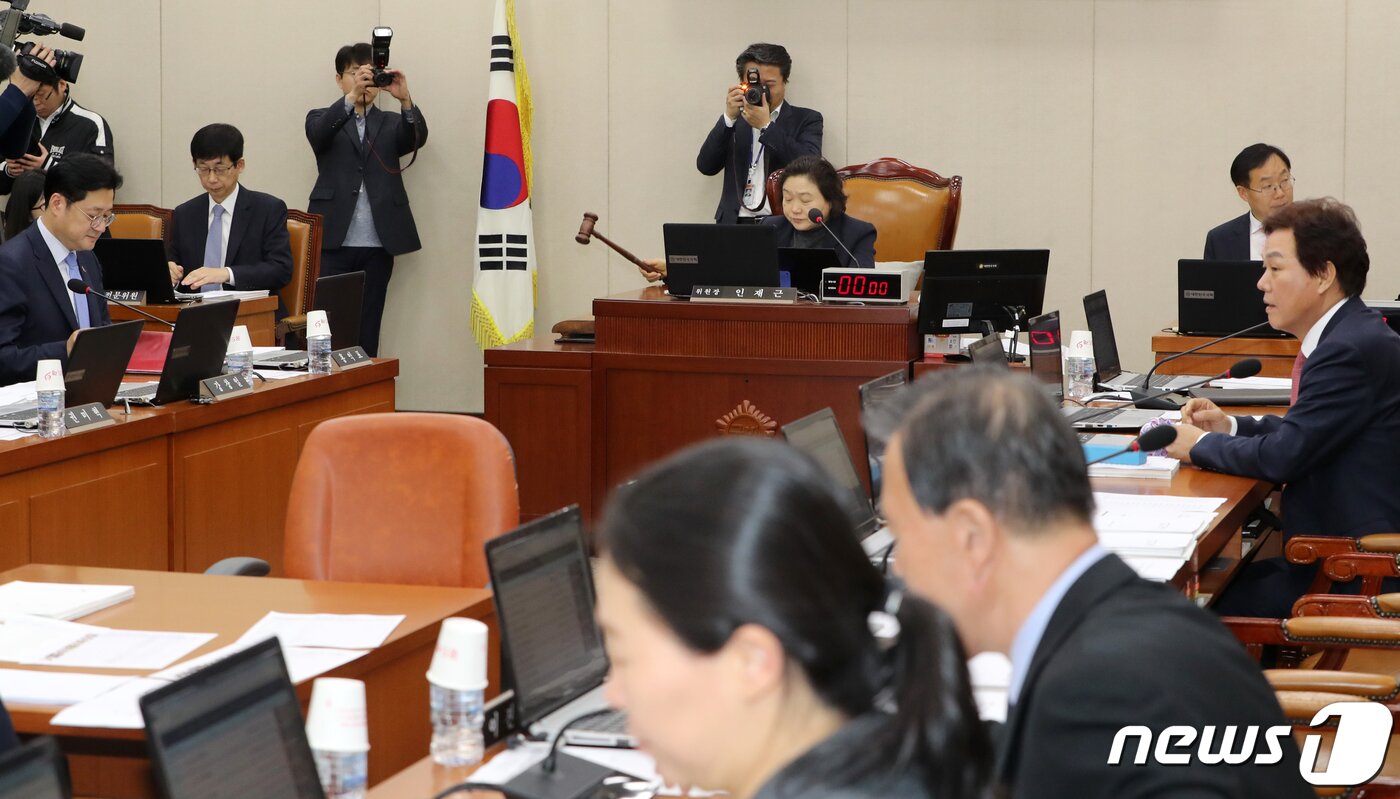본문 이미지 - 15일 국회에서 열린 행정안전위원회 전체회의ⓒ News1 이종덕 기자