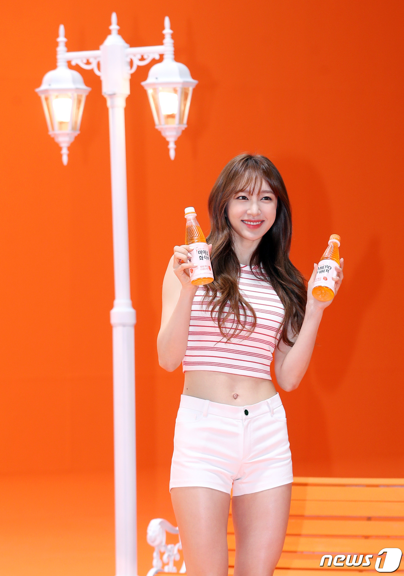 (파주=뉴스1) 권현진 기자 = 이엑스아이디(EXID) 하니가 15일 오후 경기도 파주시 신촌동에 위치한 한 스튜디오에서 현대약품 미에로화이바 광고 촬영을 하고 있다. 2019.3 …