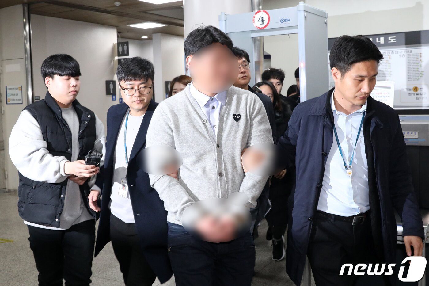본문 이미지 - '버닝썬 유착 중간고리'로 알려진 전직 경찰관 강 모씨가 서울 서초구 서울중앙지방법원에서 열린 구속 전 피의자심문(영장실질심사)을 마치고 청사를 나서고 있다. 2019.3.15 ⓒ 뉴스1 이승배 기자