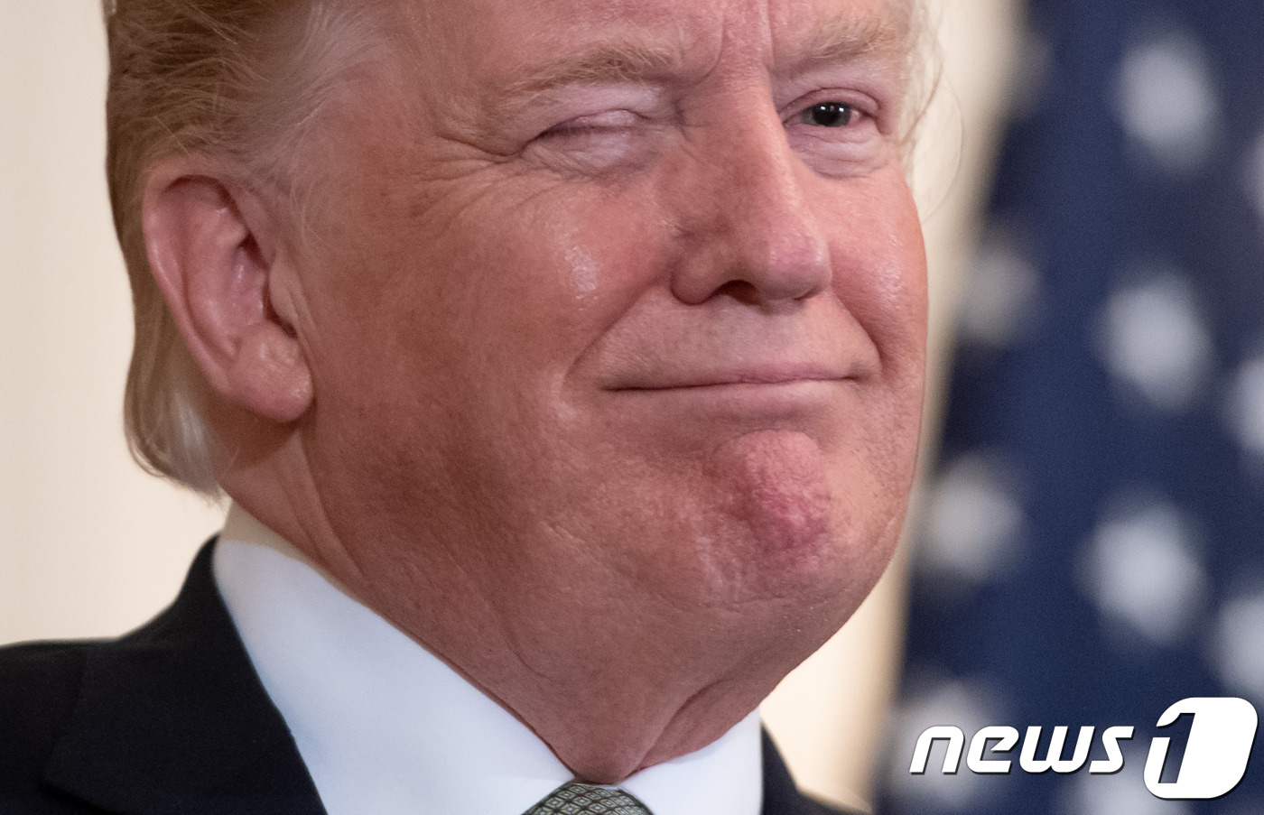 (워싱턴 AFP=뉴스1) 우동명 기자 = 도널드 트럼프 미국 대통령이 14일(현지시간) 워싱턴 백악관에서 세인트 패트릭 축일을 맞아 레오 바라드카르 아일랜드 총리로부터 아일랜드 상 …