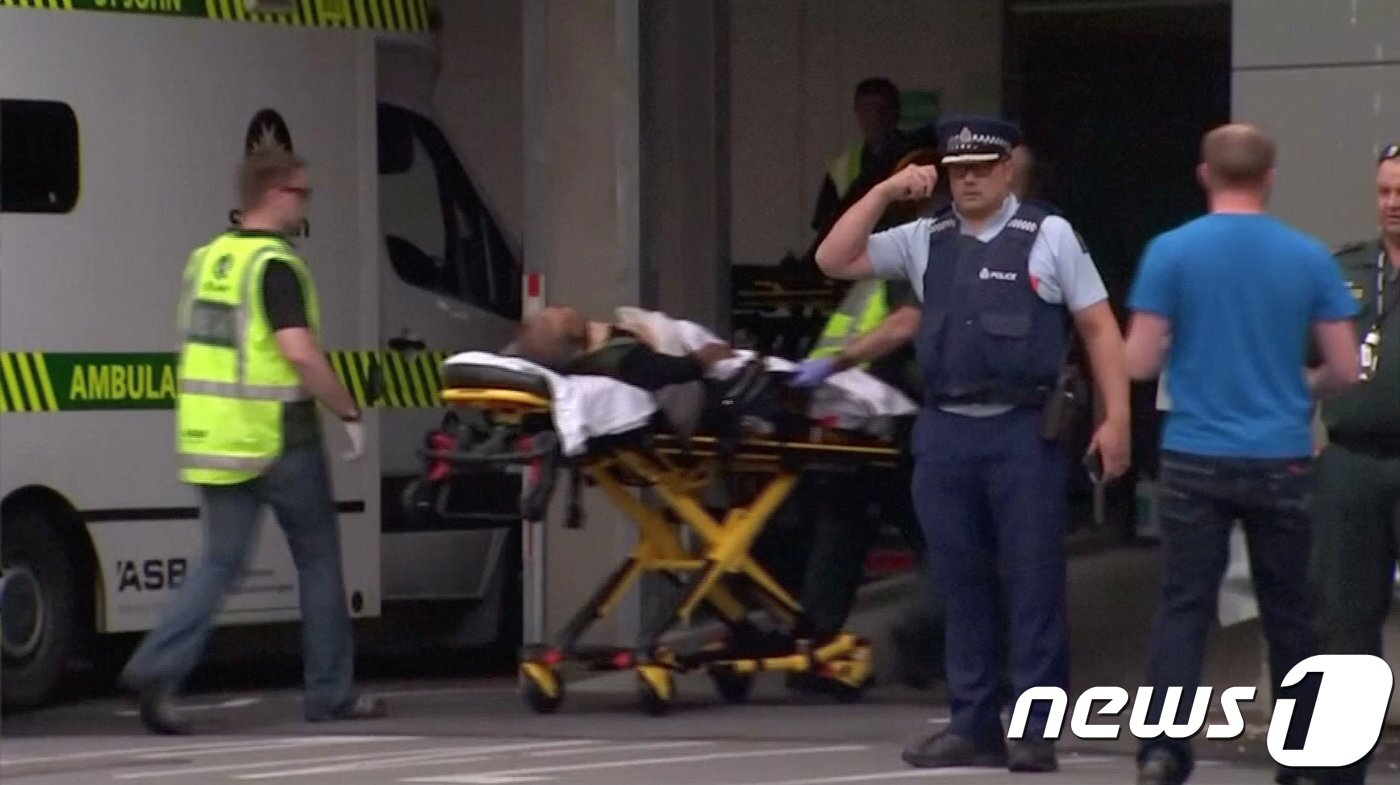 본문 이미지 - 15일(현지시간) 뉴질랜드 크라이스트처치시의 이슬람 사원에서 총격이 발생해 부상자들이 앰뷸런스로 옮겨지고 있다. ⓒ 로이터=뉴스1
