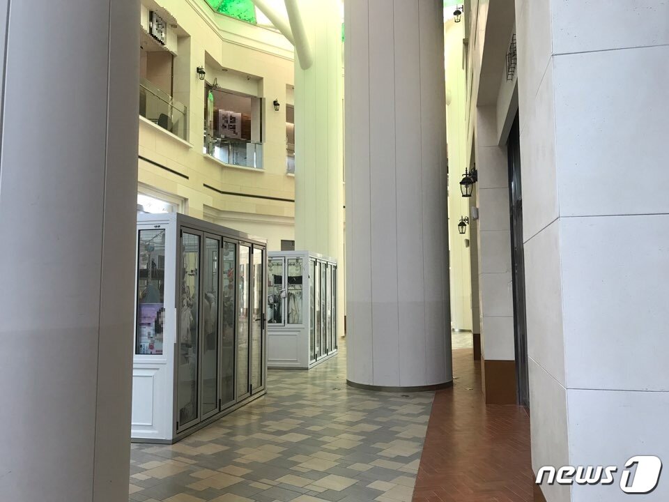 본문 이미지 - 부산 남구 용호동에 위치한 복합쇼핑몰 더블유(W)스퀘어 1층 복도에 키오스크 상점들이 들어서 있다.ⓒ 뉴스1