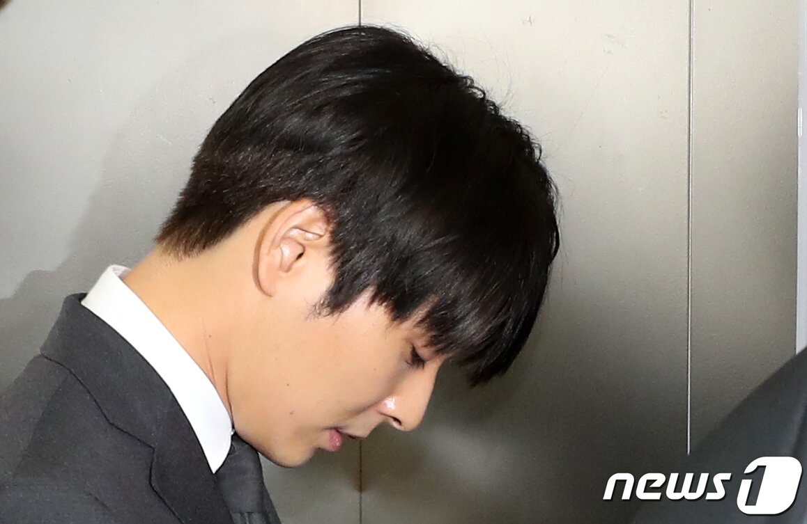 본문 이미지 - 불법 촬영물 유포 혐의를 받고 있는 그룹 FT아일랜드 전 멤버 최종훈이 지난 3월16일 오전 서울 종로구 서울지방경찰청에 조사를 받기위해 출석하고 있다./뉴스1 ⓒ News1 황기선 기자