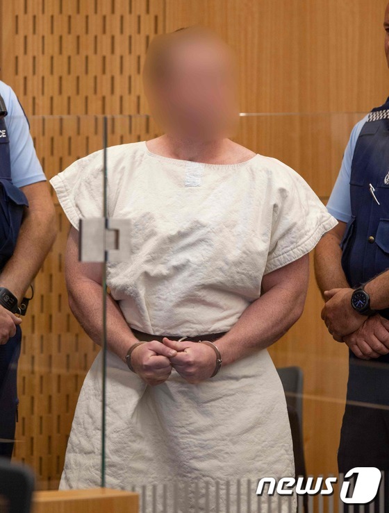 [사진] 태연한 표정으로 법원 출석하는 뉴질랜드 테러범