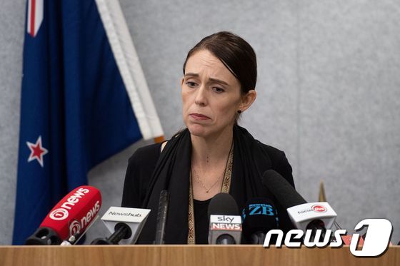 [사진] 침통한 표정으로 기자회견하는 뉴질랜드 총리