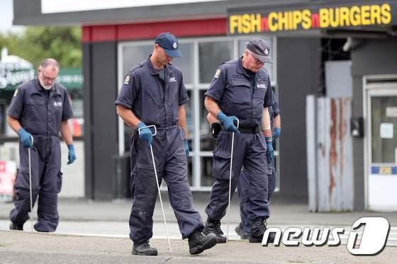 [사진] 뉴질랜드 테러현장 수색하는 경찰들