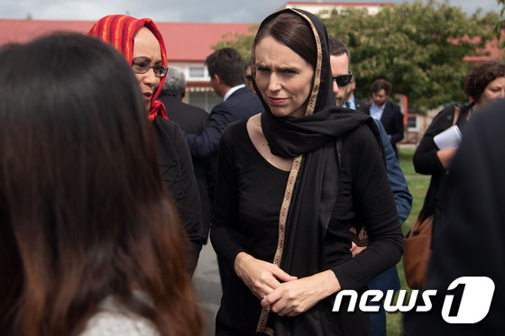 [사진] 유족들 앞에서 두 손 가지런히 모은 뉴질랜드 총리