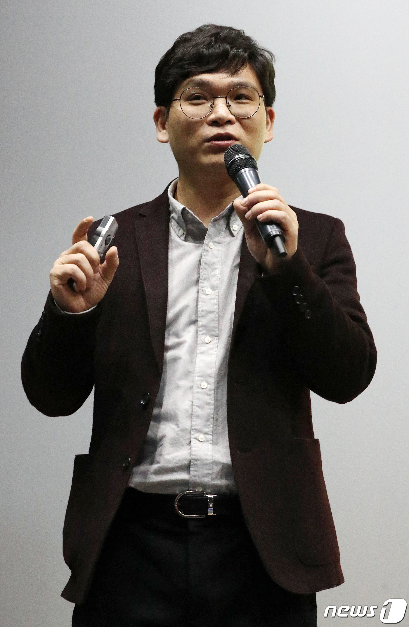 (서울=뉴스1) 박세연 기자 = 조우재 수의사가 17일 서울 마포구 상암동 서울동물복지지원센터에서 열린 사람과 동물의 행복한 동행 '해피펫' 아카데미에서 '우리 강아지, 20세 장 …