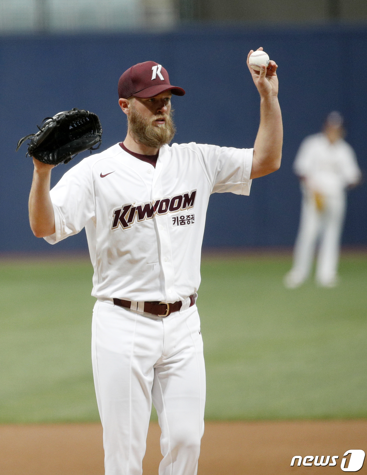 (서울=뉴스1) 안은나 기자 = 17일 오후 서울 구로구 고척스카이돔에서 열린 2019 프로야구 신한은행 마이카 KBO리그 두산 베어스와 키움 히어로즈의 시범경기에서 키움 선발 요 …