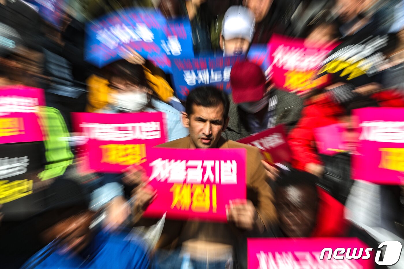 본문 이미지 - 17일 오후 서울 중구 보신각 앞에서 열린 세계인종차별철폐의날 기념집회에서 참석자들이 차별금지법 제정을 촉구하며 구호를 외치고 있다.  2019.3.17/뉴스1 ⓒ News1 성동훈 기자