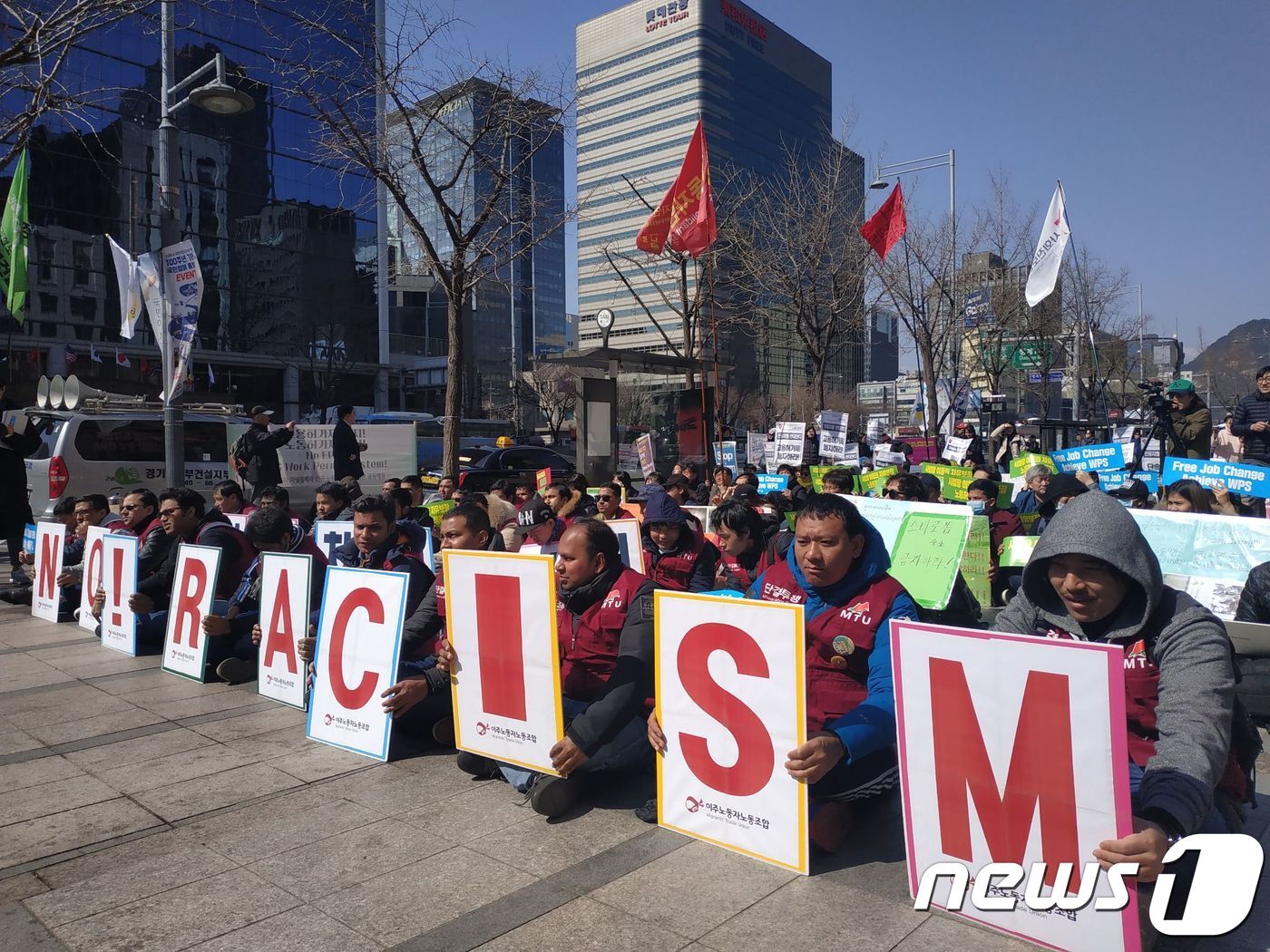 본문 이미지 - 이주노동자노동조합이 17일 오후 서울 중구의 파이낸스센터 앞에서 집회를 열어 차별을 멈추라고 촉구하고 있다. ⓒ 뉴스1 박혜연 기자