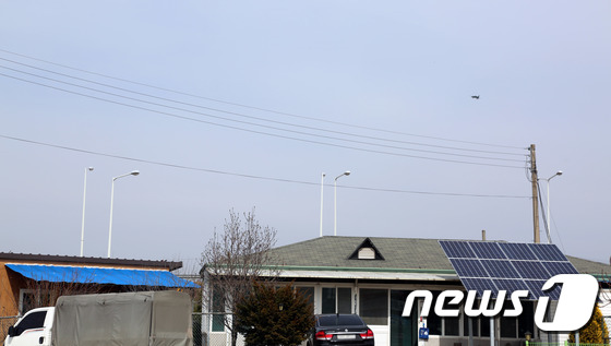 18일 오후 강원 횡성군 횡성읍 곡교리의 주택가 위로 군용기가 날고 있다.2019.3.18 © 뉴스1 권혜민 기자