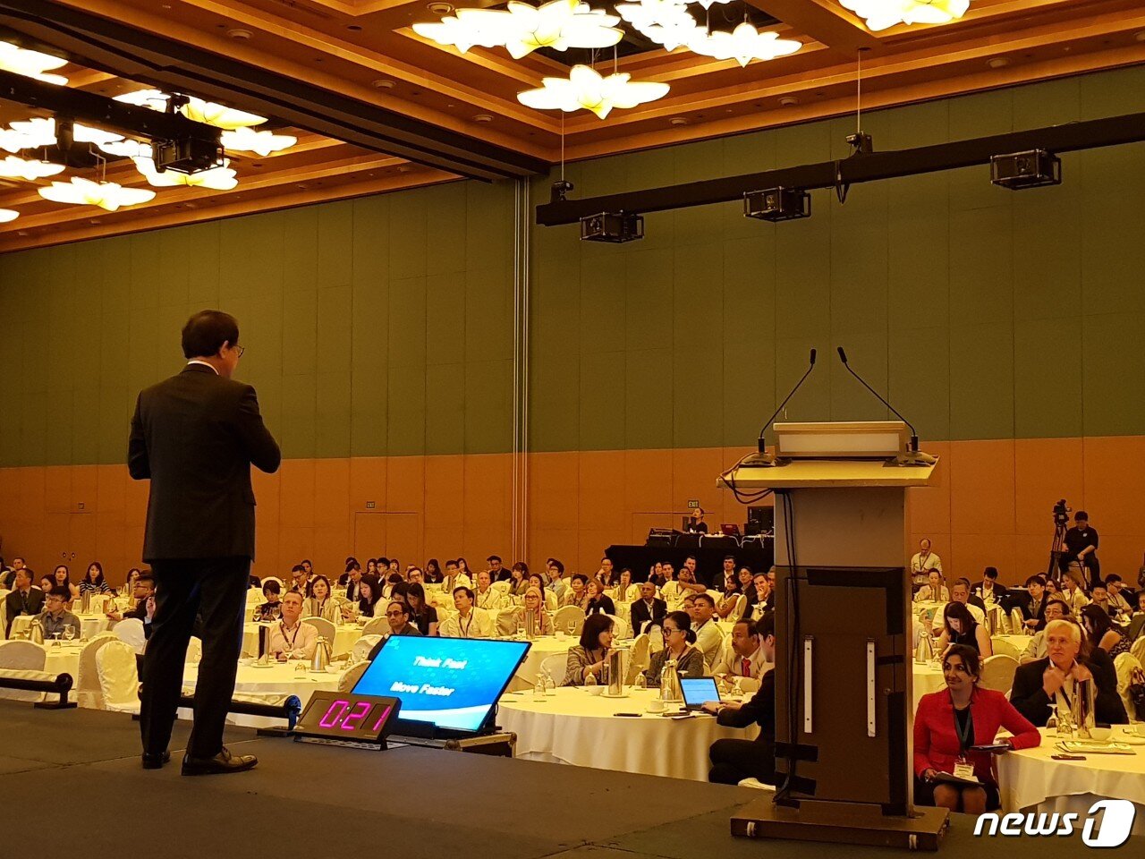 본문 이미지 - 이병건 SCM생명과학 대표가 19일 싱가포르 '리조트 월드 센토사'에서 열린 '파 이트스(PHAR EAST) 2019' 행사에서 기조연설을 하고 있다. ⓒ 뉴스1