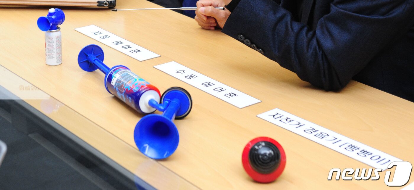 본문 이미지 - 병무청이 고의로 청력을 마비시킨 뒤 장애 진단서를 받아 병역을 회피한 전직 국가대표 사이클 선수를 적발했다. 이들은 장애진단서를 발급받아 장애인으로 등록한 뒤 병역을 면제받는 수법을 썼다. 사진은 병역기피자들이 일시적인 청각 마비에 사용한 도구들. (병무청 제공) 2019.3.19/뉴스1