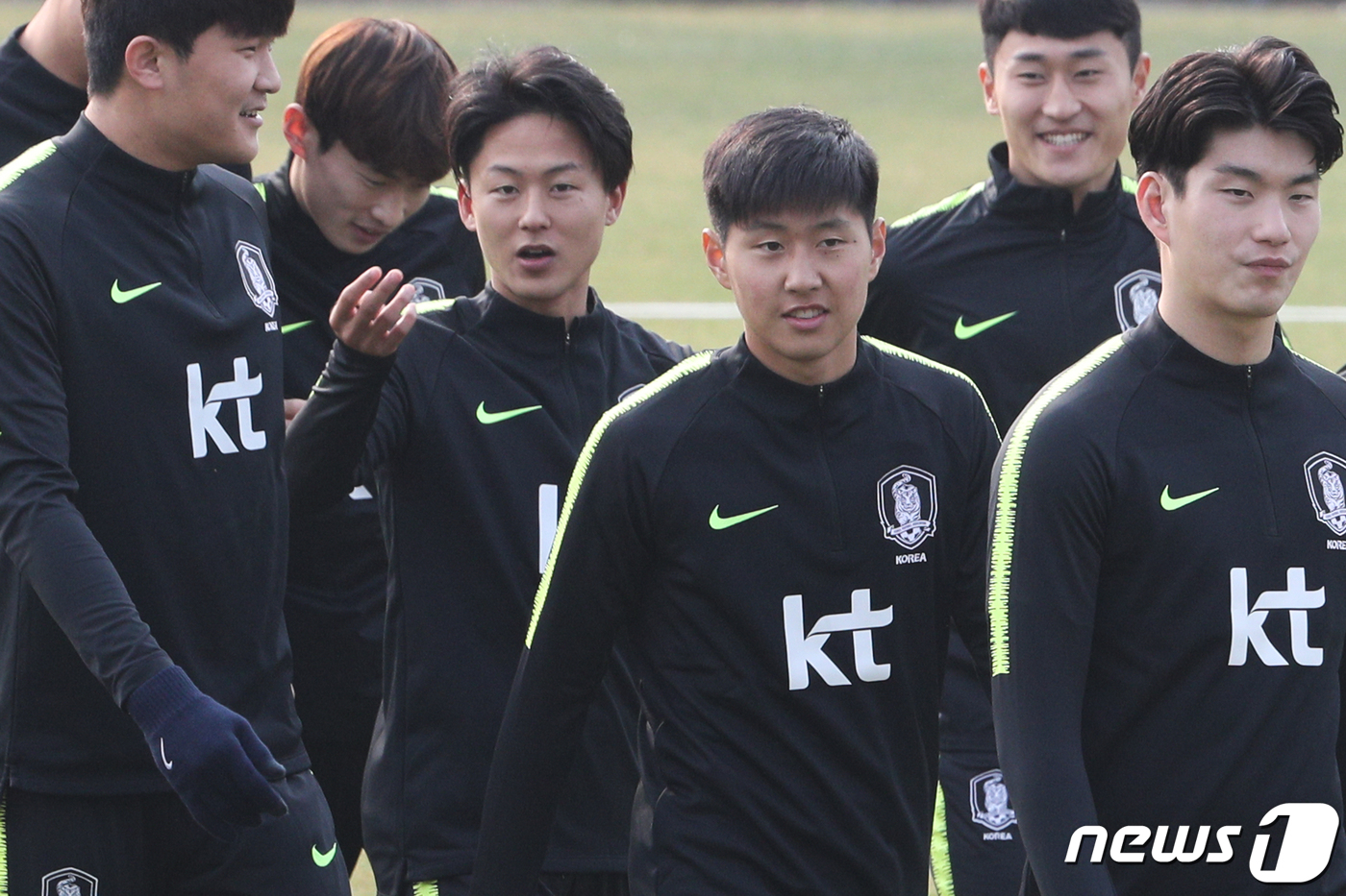 (파주=뉴스1) 성동훈 기자 = 대한민국 축구 국가대표팀 이승우, 이강인을 비롯한 선수단이 19일 오후 경기도 파주시 축구대표팀트레이닝센터(NFC)에서 A매치 평가전을 앞두고 훈련 …