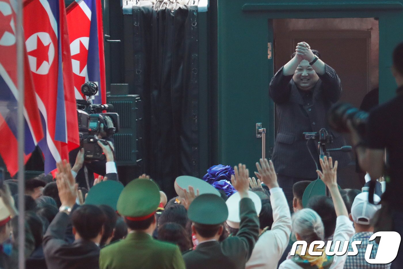 본문 이미지 - 김정은 북한 노동당 총비서가 지난 2019년  2월  베트남 랑선성 동당역에서 평양행 전용열차에 올라 환송 인파에게 손인사를 하고 있다.ⓒ 로이터=뉴스1