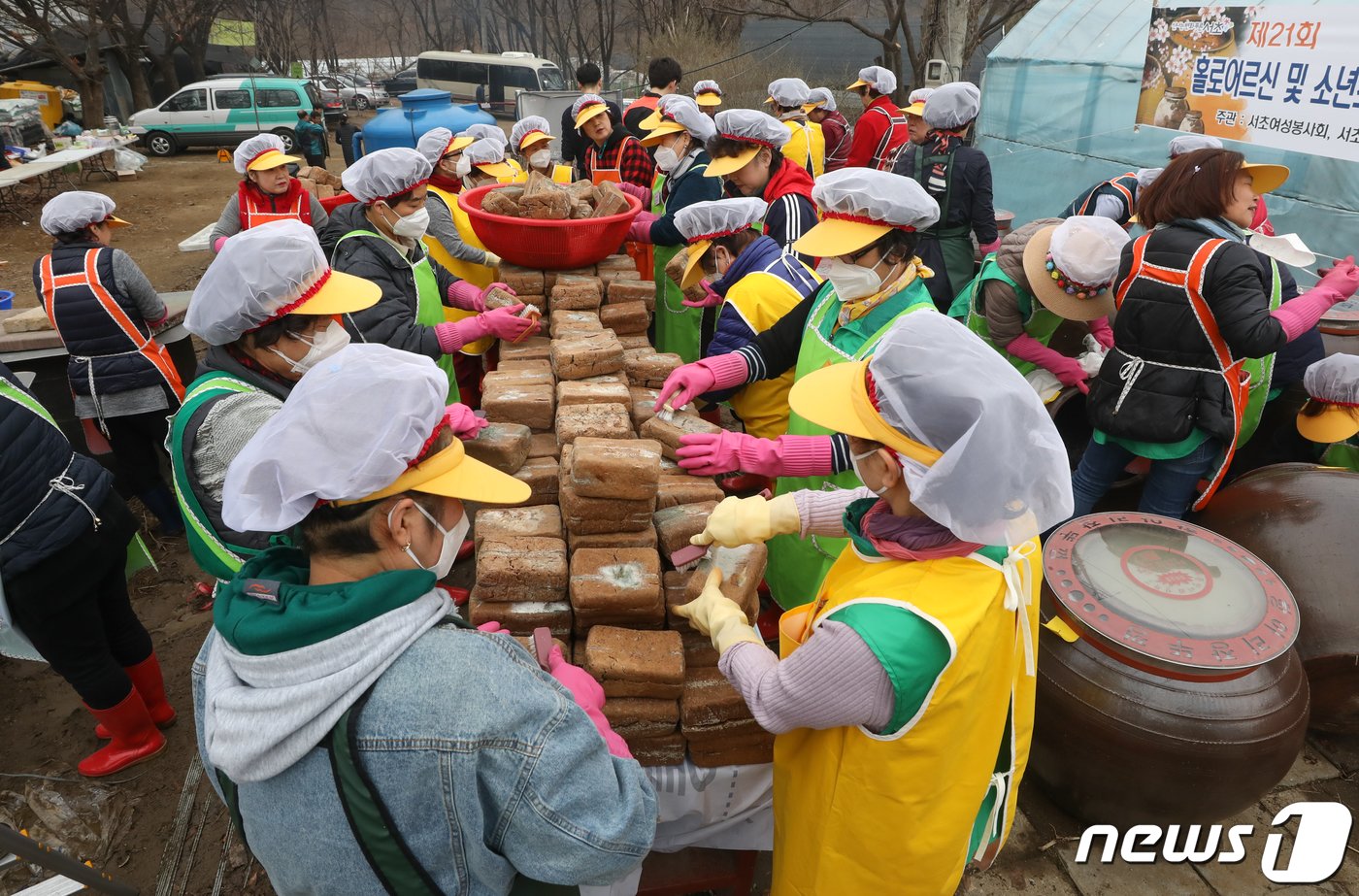 20일 오전 서울 서초구 대원농장에서 열린 &#39;사랑의 된장 간장 담그기&#39; 행사에서 서초여성봉사회 회원들이 된장을 담그고 있다. &#39;사랑의 된장 간장 담그기&#39; 행사는 지난 1999년부터 21년째 계속된 행사로 현재까지 소외된 이웃 4,772세대에 직접 담근 장을 전달했다. 2019.3.20/뉴스1 ⓒ News1 성동훈 기자