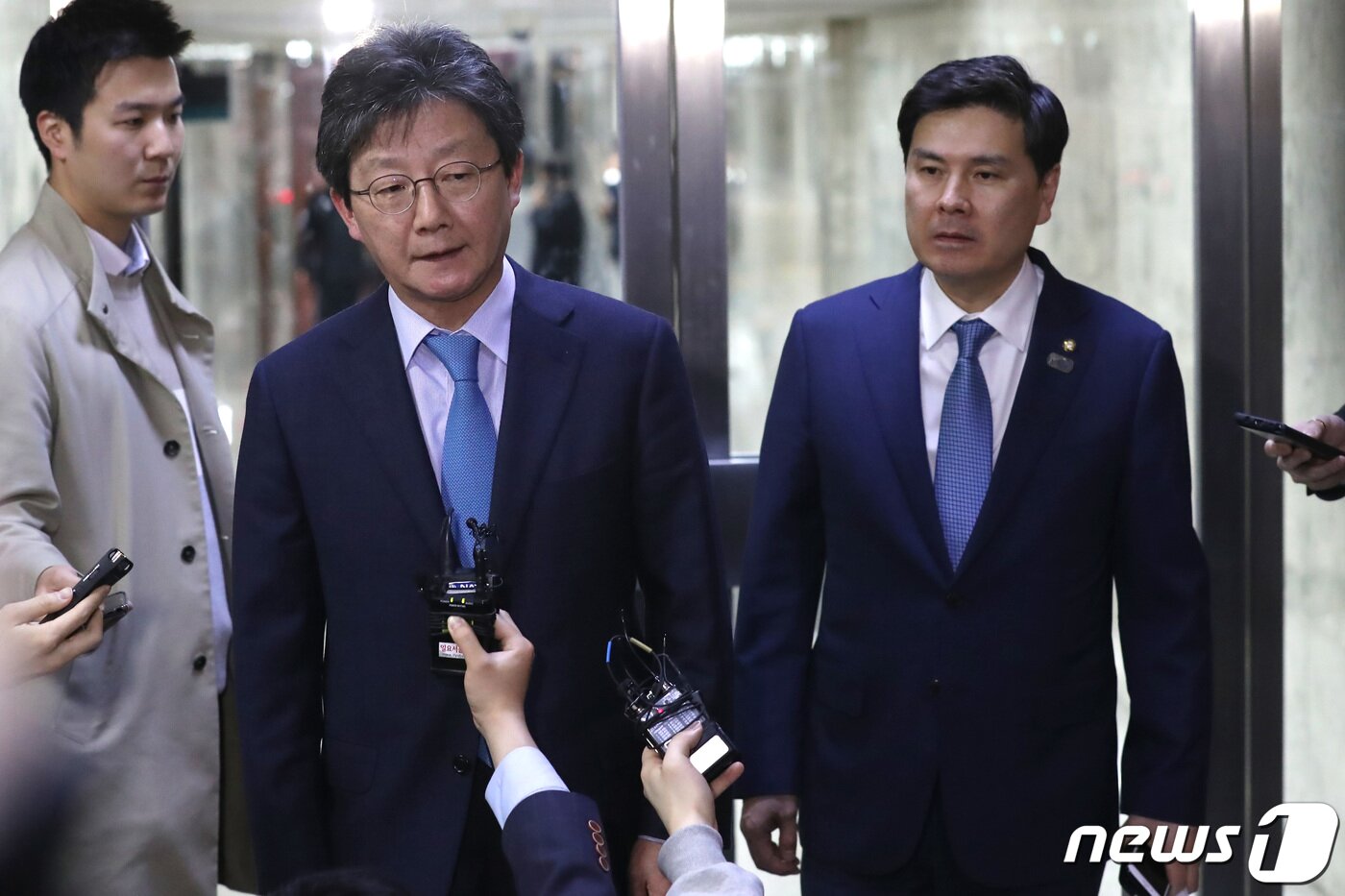 본문 이미지 - 유승민 바른미래당 의원과 지상욱 의원이 20일 오전 서울 여의도 국회에서 선거법 관련 패스트트랙 처리 논의를 위한 비공개 의원총회를 마치고 취재진의 질문에 답하고 있다. 2019.3.20/뉴스1 ⓒ News1 임세영 기자
