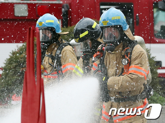 화재진압 훈련하는 소방대원들
