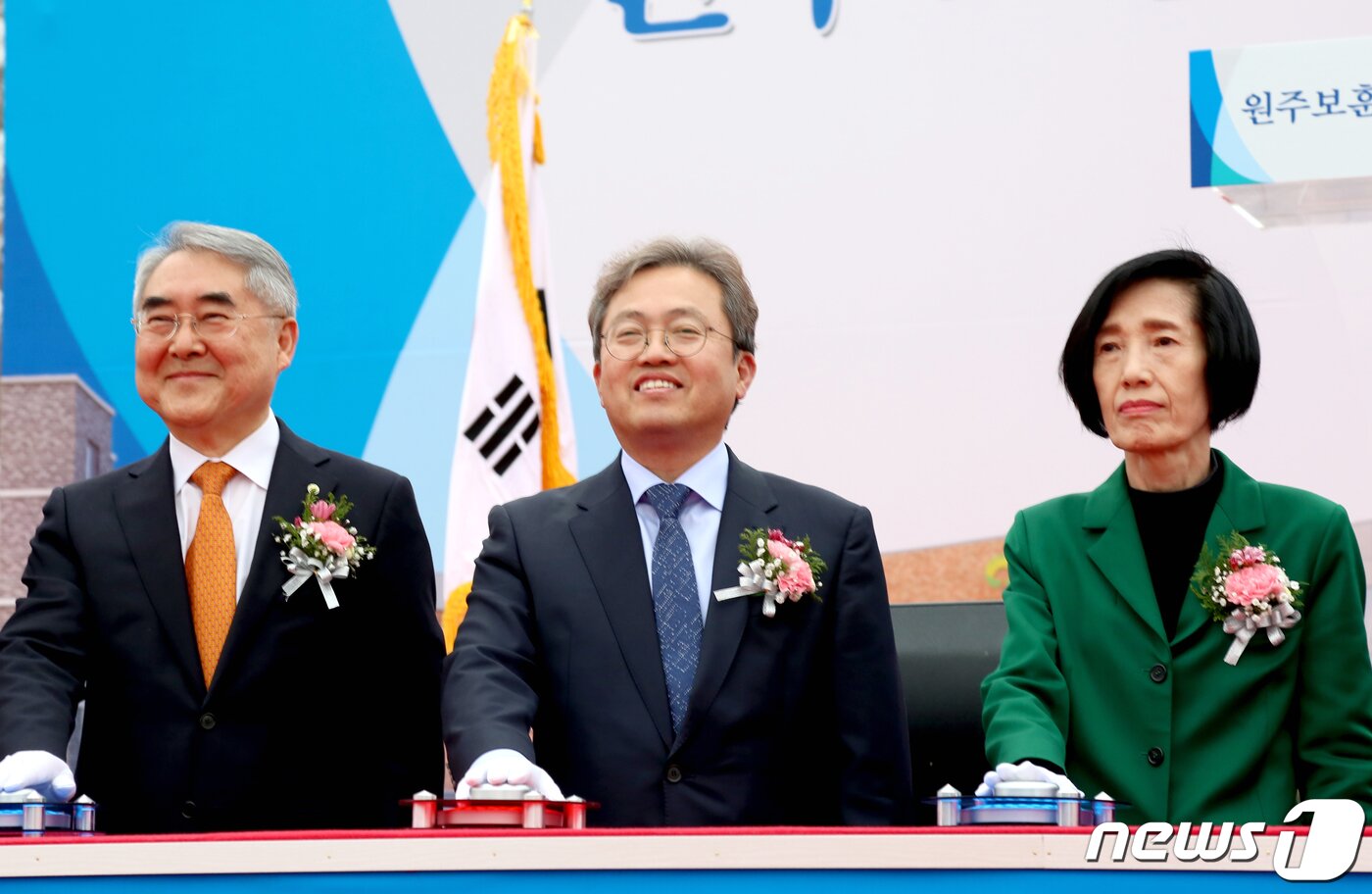 본문 이미지 - 20일 강원 원주시 반곡동 일원에서 열린 원주보훈요양원 기공식에서 피우진 국가보훈처장(오른쪽)과 송기헌 국회의원(원주 을), 양봉민 보훈공단 이사장(왼쪽)이 기공식 기념 발파를 하고 있다. 2019.3.20/뉴스1 ⓒ News1 노정은 기자