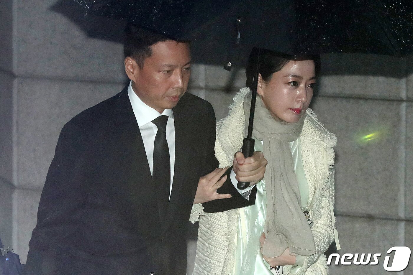 본문 이미지 - 정대선 현대 비에스앤씨 사장과 부인 노현정 씨가 20일 오후 고(故) 정주영 현대그룹 명예회장의 18주기 제사에 참석하기 위해 서울 용산구 한남동 정몽구 현대자동차그룹 회장 자택으로 들어가고 있다. 2019.3.20/뉴스1 ⓒ News1 민경석 기자