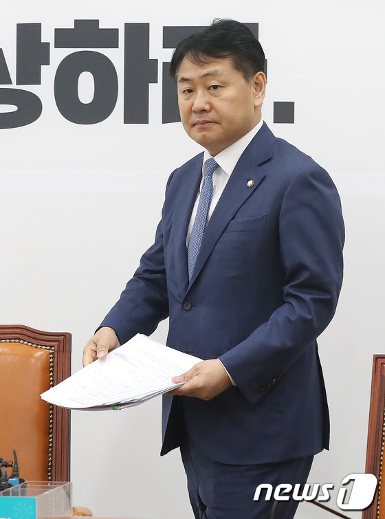 회의 참석하는 김관영 원내대표