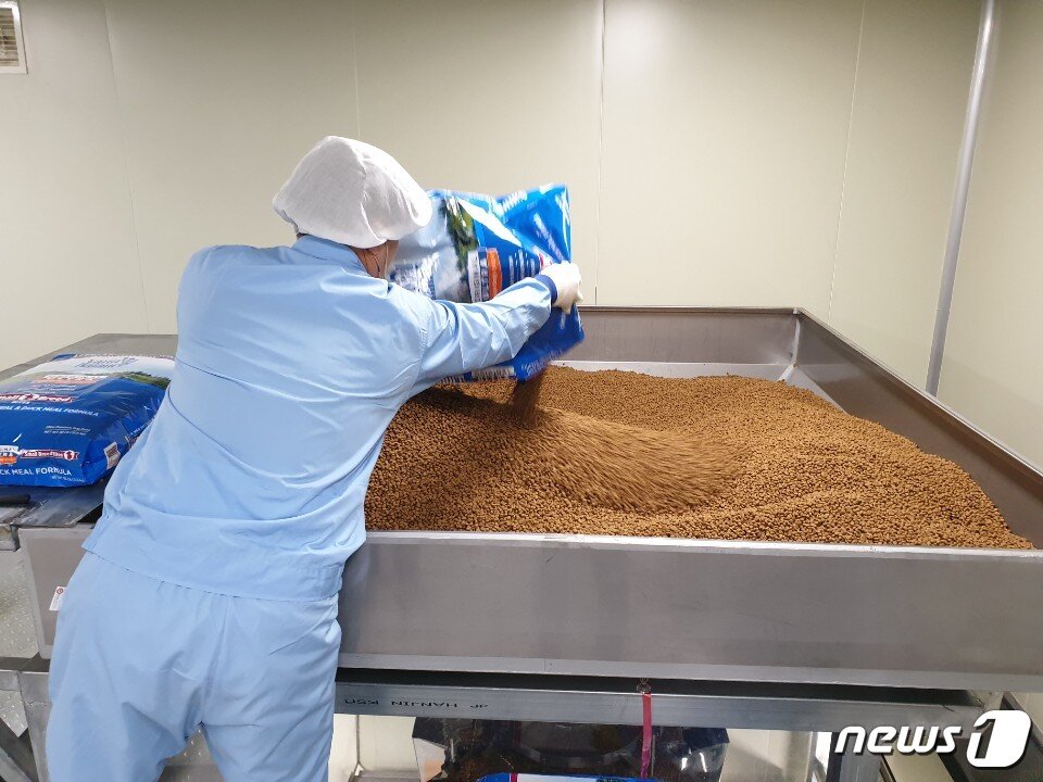 본문 이미지 - 이상이 없는 제품들은 소분하는 기계에 넣어 1층으로 연결된 소량용 포장지에 바로 담기게 된다. 노선이 길지 않기 때문에 오염 물질과 접촉될 가능성이 적다. ⓒ 뉴스1