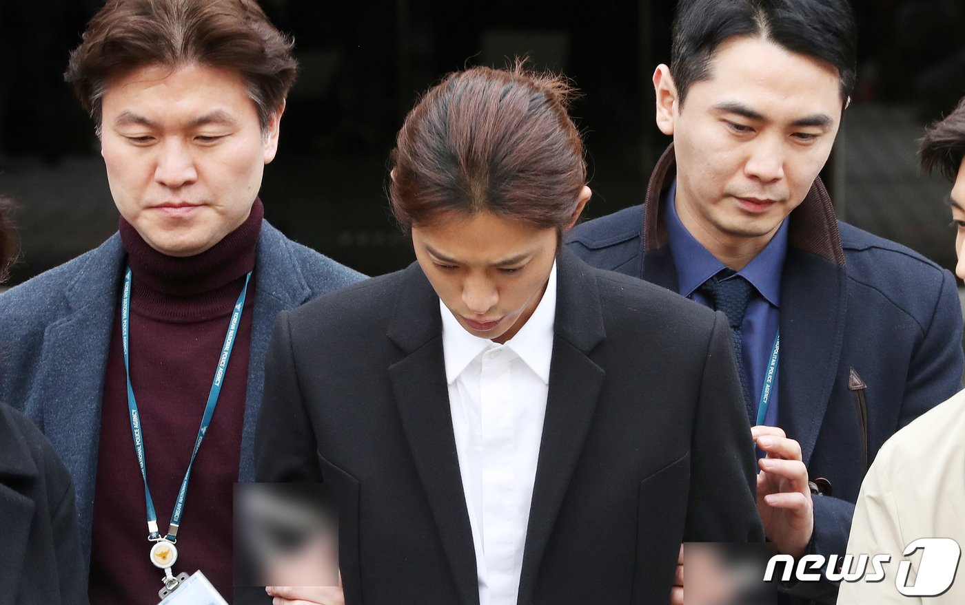 본문 이미지 - 상습적으로 성관계 불법 영상 촬영 및 유포 혐의를 받는 가수 정준영이 21일 오후 서울 서초구 서울중앙지방법원에서 열린 구속 전 피의자심문(영장실질심사)를 마치고 법정을 나서고 있다. 2019.3.21/뉴스1 ⓒ News1 이승배 기자