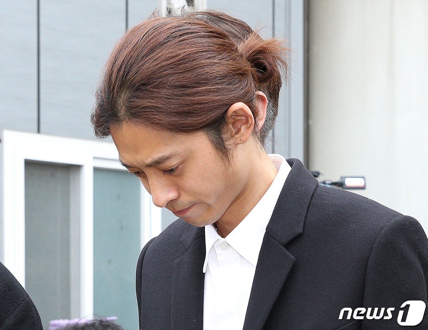 본문 이미지 - 상습적으로 성관계 불법 영상 촬영 및 유포 혐의를 받는 가수 정준영이 21일 오후 서울 서초구 서울중앙지방법원에서 열린 구속 전 피의자심문(영장실질심사)을 마친 후 법정을 나서고 있다. 2019.3.21/뉴스1 ⓒ News1 신웅수 기자
