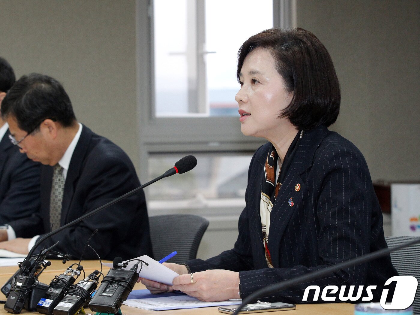 본문 이미지 - 유은혜 부총리겸 교육부장관이 21일 오전 세종 교육부  청사에서 제5차 교육신뢰회복추진단 회의를 주재하고 있다.(교육부 제공)ⓒ 뉴스1