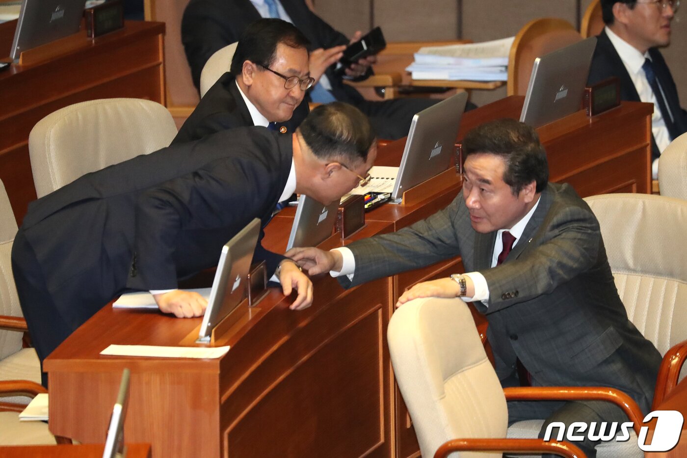 본문 이미지 - 이낙연 국무총리가 21일 오후 서울 여의도 국회 본회의장에서 열린 제367회국회(임시회) 제7차 본회의에서 홍남기 경제부총리 겸 기획재정부 장관과 이야기를 나누고 있다. 2019.3.21/뉴스1 ⓒ News1 임세영 기자