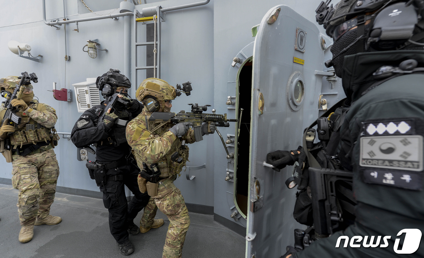 (동해=뉴스1) 서근영 기자 = 21일 해군 1함대 3특전대대와 동해해경 특공대가 동해 군항에서 민간 상선이 피랍된 상황을 가정해 ‘합동 해상 대테러 훈련’을 실시하고 있다.(해군 …
